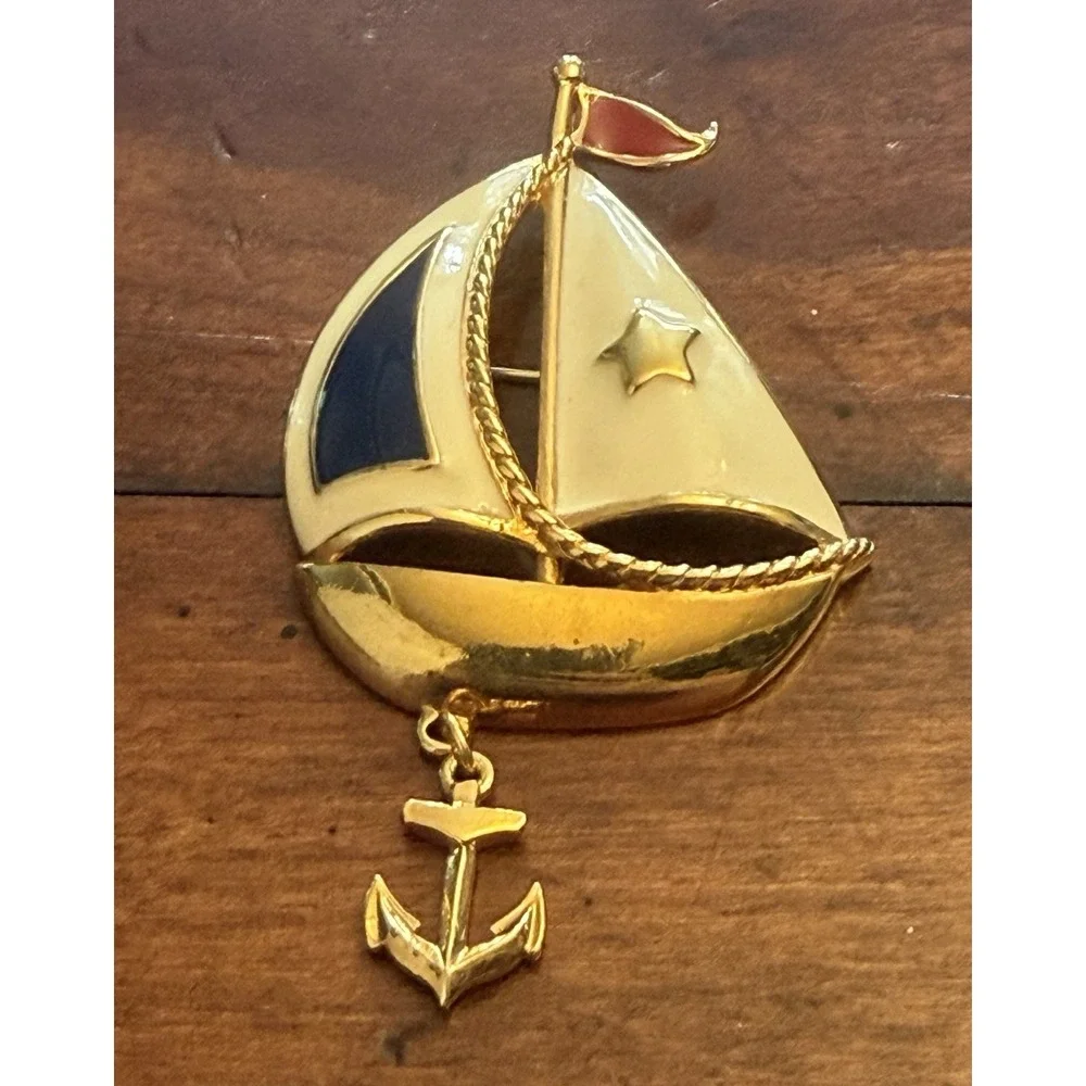 Vintage‎ Avon Signed Enamel Sailboat Brooch Pin Gold Tone Dangling Anchor Star